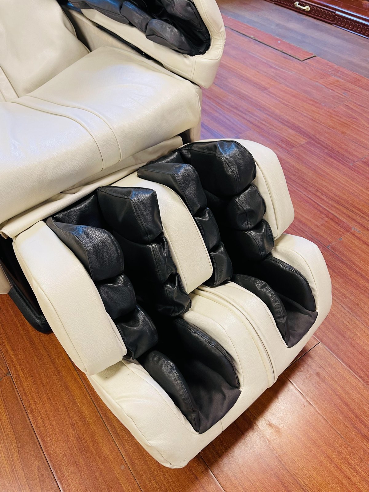 Người bệnh gút ngồi thư giãn trên ghế massage nội địa Nhật ở giai đoạn ổn định