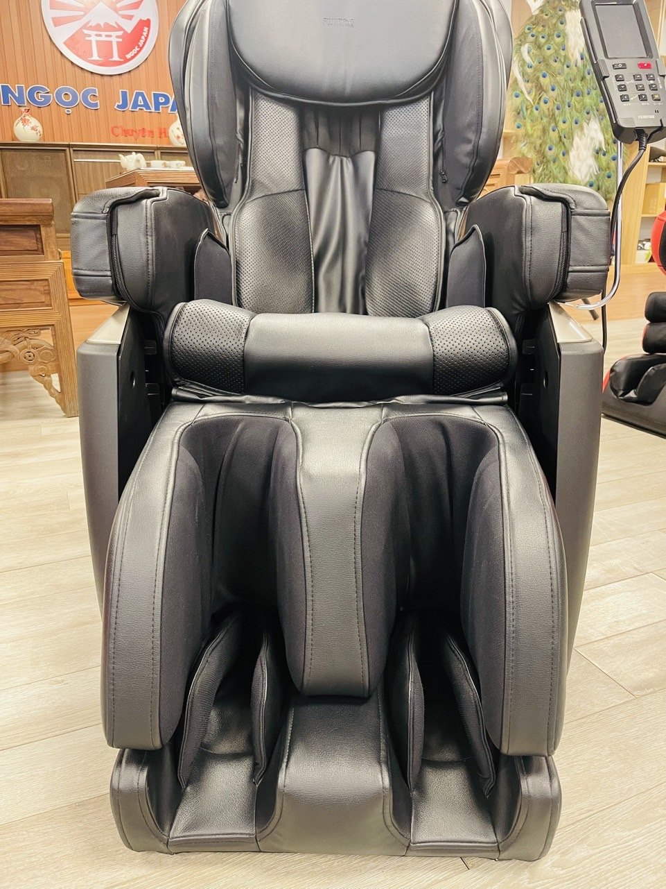 So sánh ghế massage toàn thân và máy massage cầm tay dành cho gia đình Việt