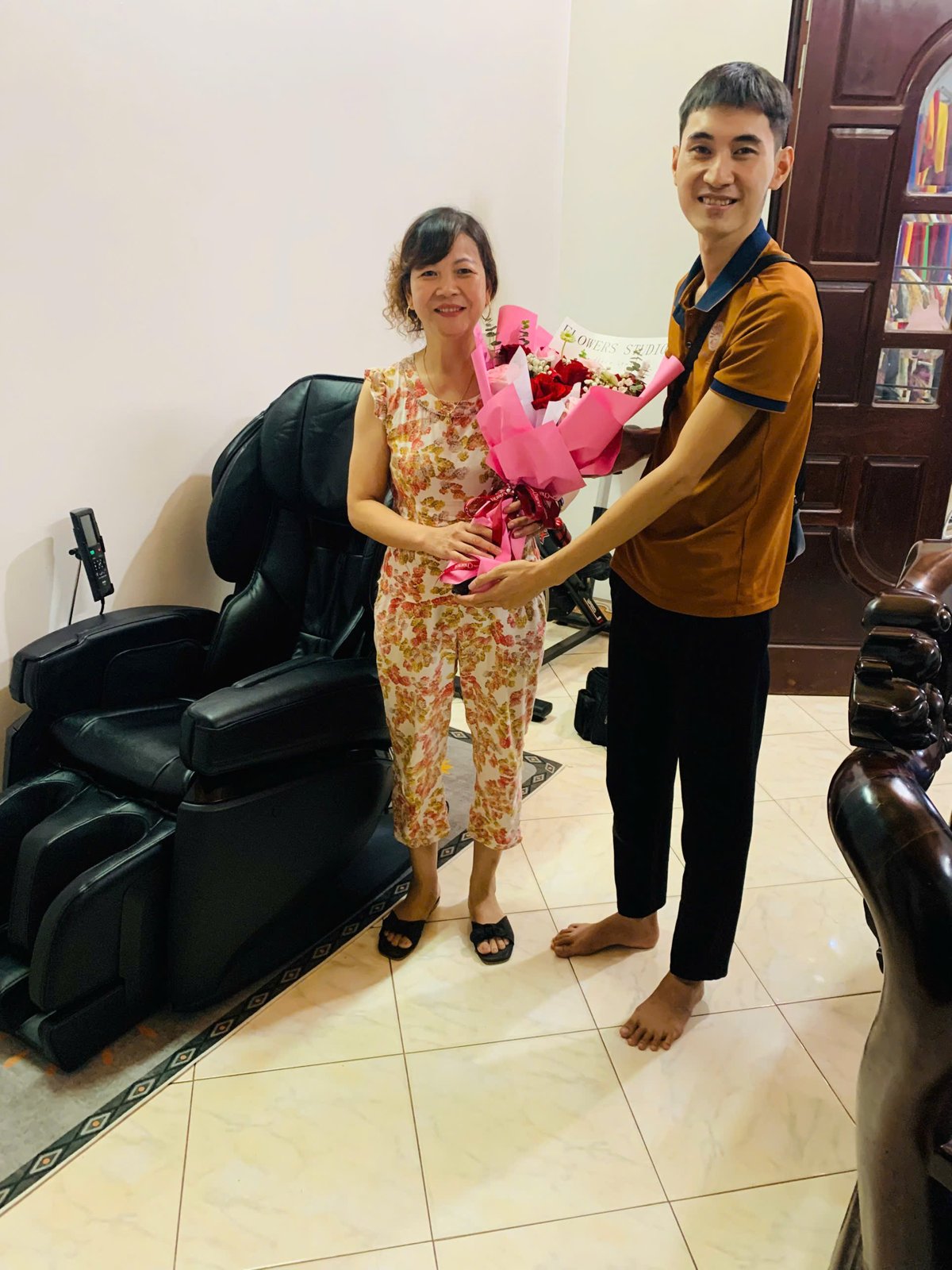 So sánh chi phí ghế massage nội địa Nhật với đi tiệm massage theo năm