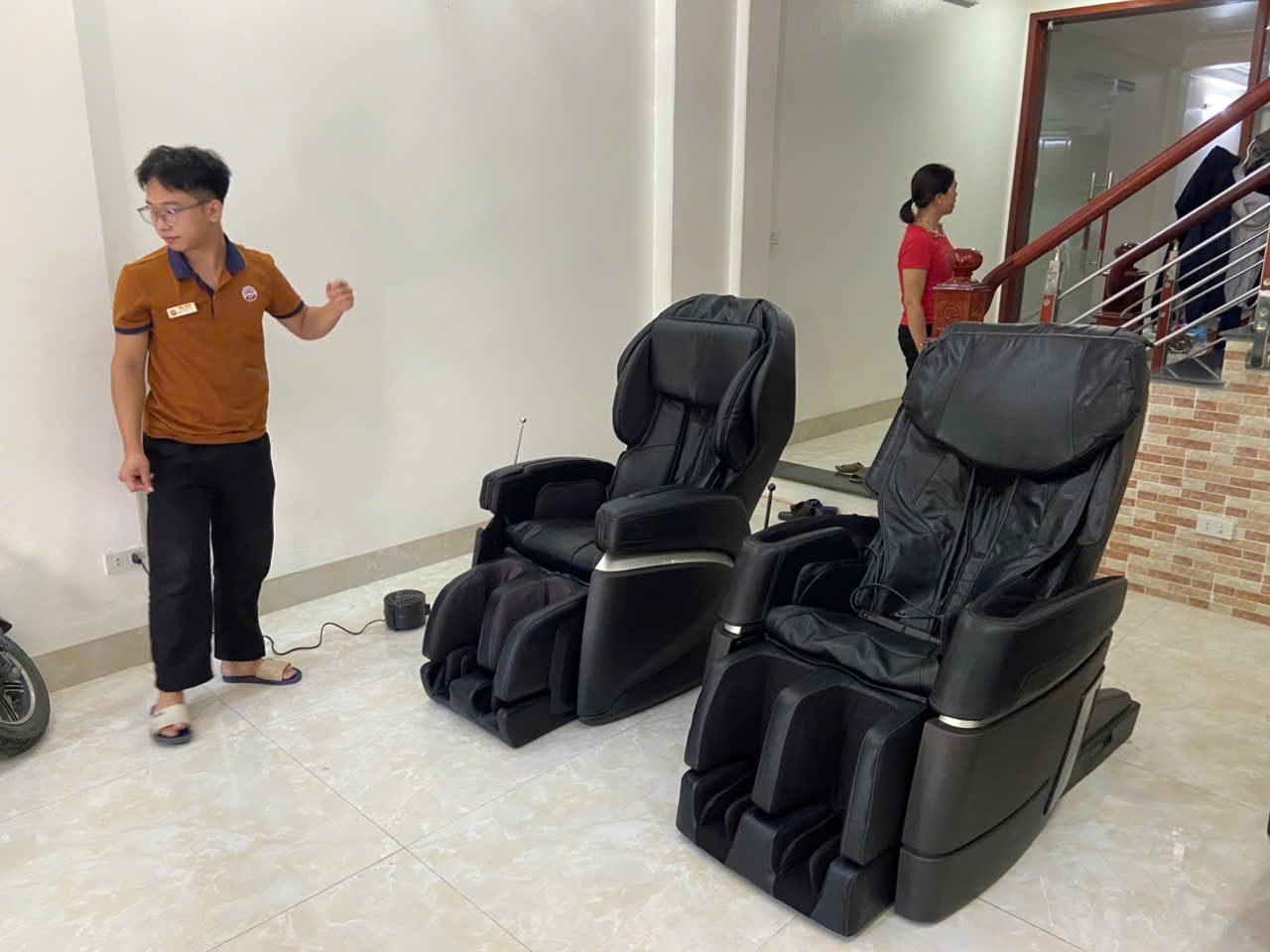 Kỹ thuật viên NgocJapan kiểm tra và bảo hành ghế massage nội địa Nhật tại nhà khách hàng