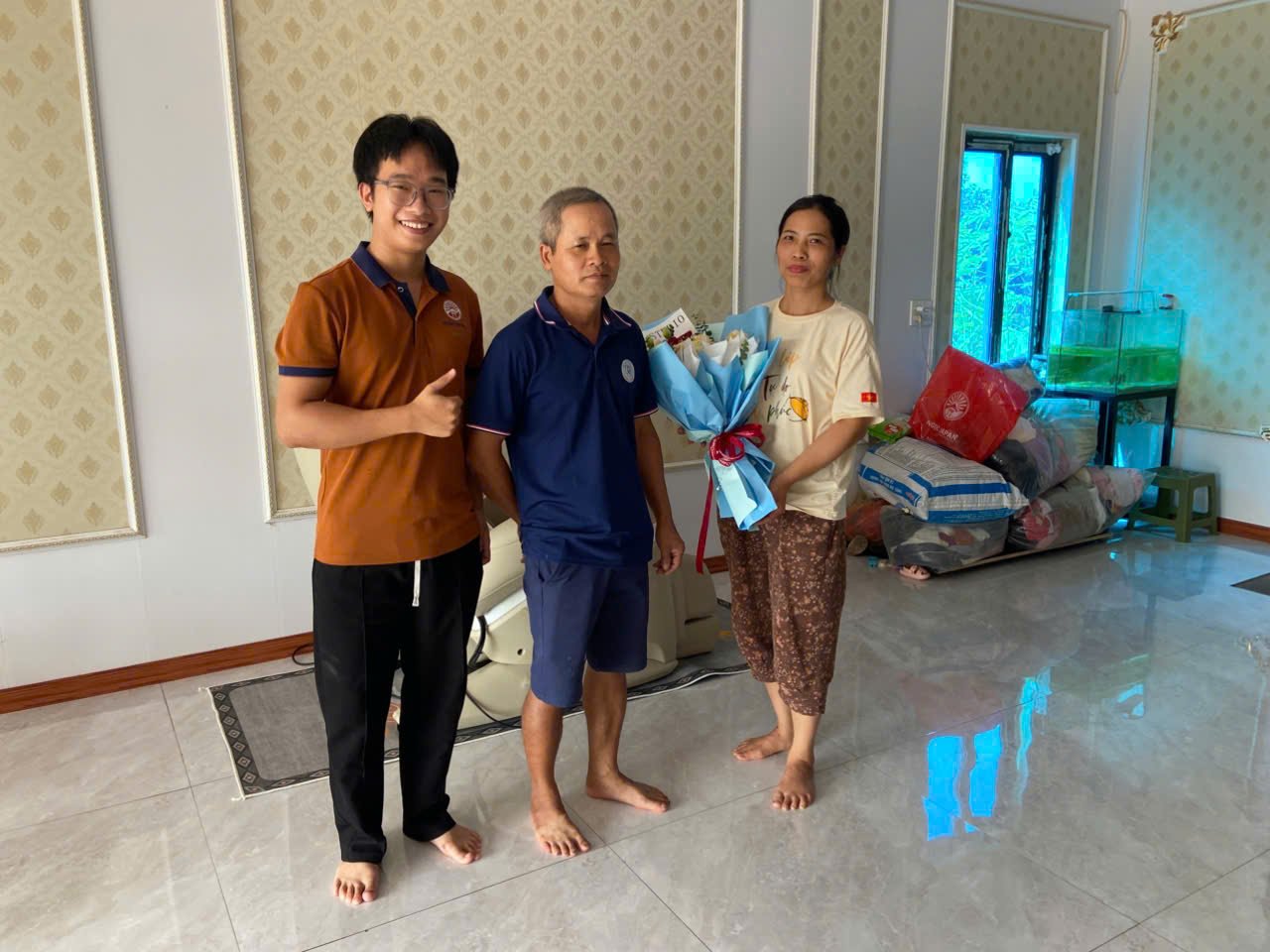 Khách hàng trải nghiệm ghế massage nội địa Nhật tại showroom NgocJapan Hưng Yên
