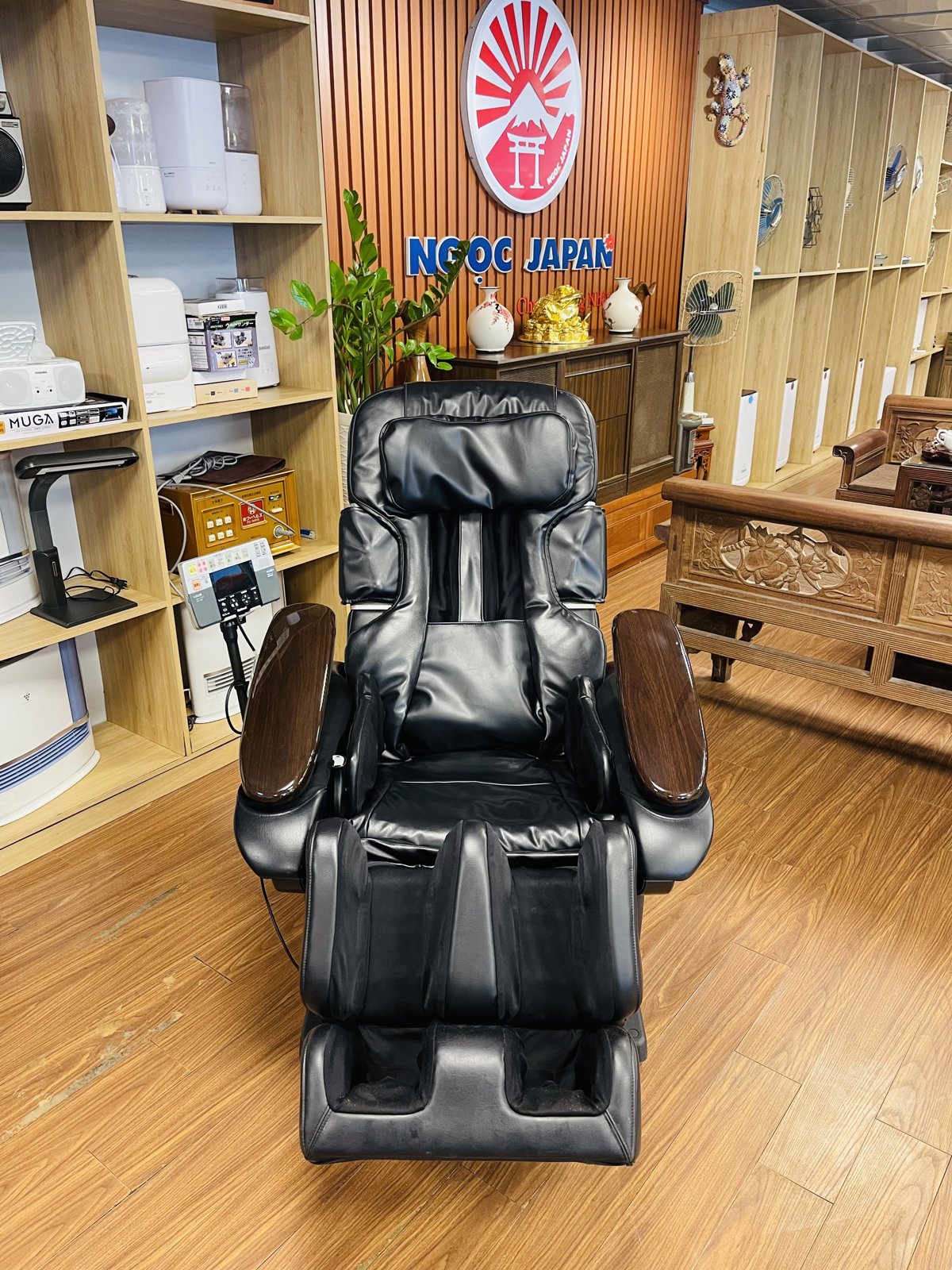 Khách hàng ngồi thử ghế massage nội địa Nhật tại showroom NgocJapan Hưng Yên, so sánh cảm giác con lăn với ghế thương hiệu thị trường như Katasuma