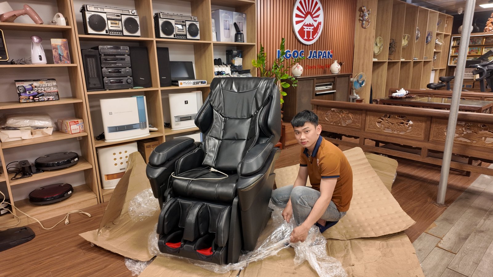 Ghế massage nên mua online hay showroom - so sánh kênh mua uy tín tại NgocJapan
