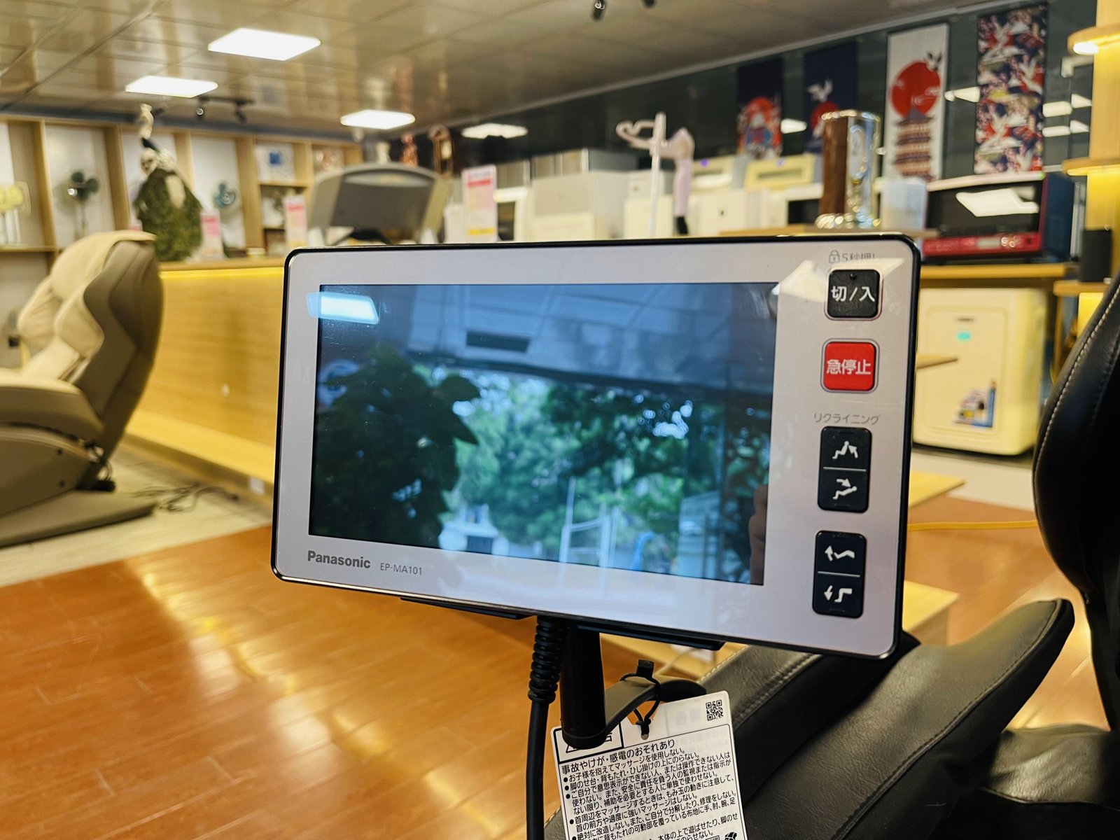 Kỹ thuật viên NgocJapan kiểm tra remote và hệ thống điều khiển ghế massage